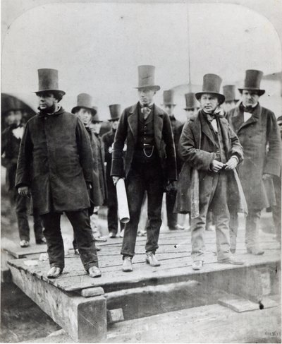 (L bis R) John Scott Russell, Henry Wakefield, Isambard Kingdom Brunel und Lord Derby beim Stapellauf der SS Great Eastern von English Photographer