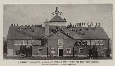 Ein Militärturnsaal, eine Klasse im Curragh Camp posiert für den Fotografen von English Photographer