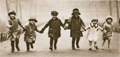 Eine Reihe gut gekleideter Kinder rennt im Hyde Park, aus Wunderbares London, veröffentlicht 1926-27 von English Photographer