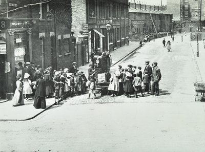 Ein Straßenorganist in Putney, London, 1886 von English Photographer
