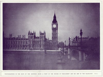 Ein Blick auf das Parlament und Big Ben im Licht des Jägermondes während des Blackouts, aus The Illustrated War News, veröffentlicht am 8. November 1939 von English Photographer