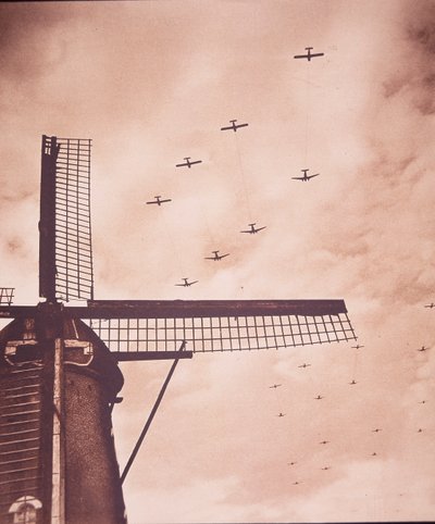 Alliierte Flugzeuge schleppen Gleiter mit Luftlandetruppen über die Niederlande, Schlacht um Arnheim von English Photographer
