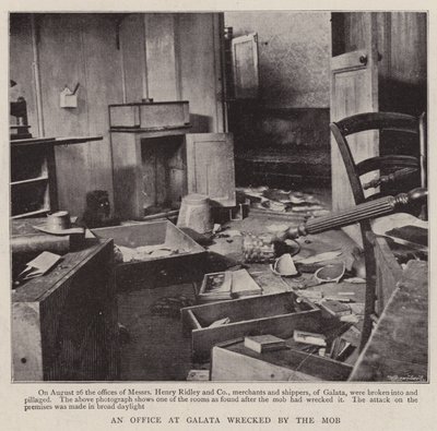 Ein Büro in Galata, das vom Mob zerstört wurde von English Photographer