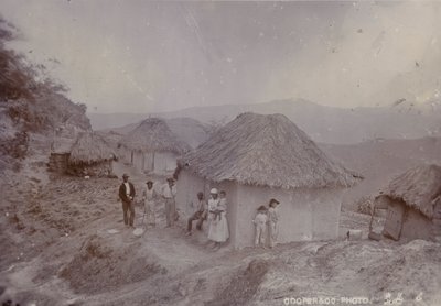 Barbadisches Dorf auf einem Hügel, 1880 von English Photographer