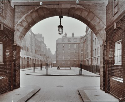 Bourne Estate: Kirkeby Buildings, London von English Photographer