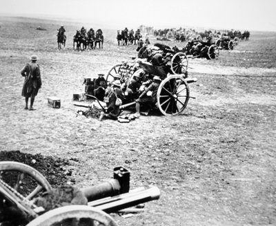 Britische 18-Pfünder-Feldgeschütze im Einsatz an der Westfront von English Photographer
