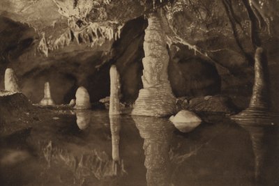 Cheddar-Höhlen: Reflektierte Stalagmitenpfeiler aus reinem Weiß und Rot von English Photographer