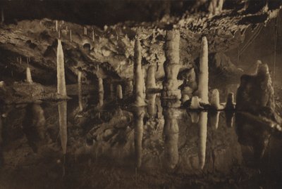Cheddar-Höhlen: Stalagmitenpfeiler, eine schöne reflektierte Gruppe von English Photographer