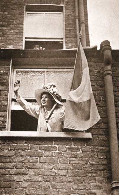 Christabel Pankhurst winkt den Hungerstreikenden von einem Haus mit Blick auf das Holloway-Gefängnis von English Photographer