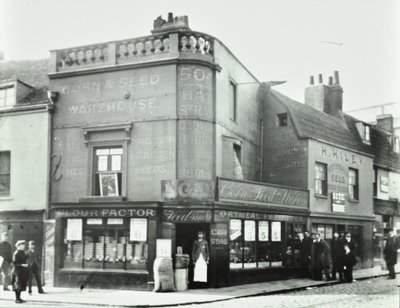 Deptford Broadway: Straßenszene mit Ladenfronten, London, 1897 von English Photographer