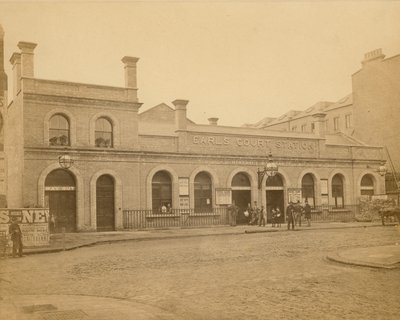 Earls Court Station - Eingang Earls Court Road; Fotografie von C Latham, 1878 von English Photographer