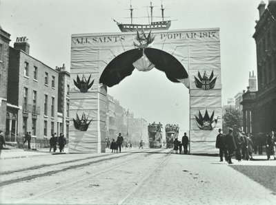 East India Dock Road: temporärer Torbogen, Victoria-Diamantenjubiläum, 1897 von English Photographer