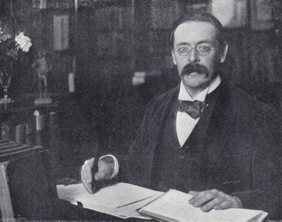 Edmund Gosse in seinem Arbeitszimmer (s/w Foto) von English Photographer