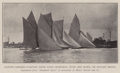 Elf-Tonner starten von festen Liegeplätzen, mit heruntergelassenen Vorsegeln, auf dem Oulton Broad von English Photographer