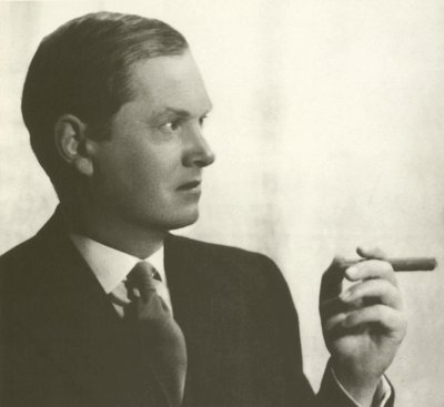 Evelyn Waugh, Porträt, rauchend Zigarre von English Photographer