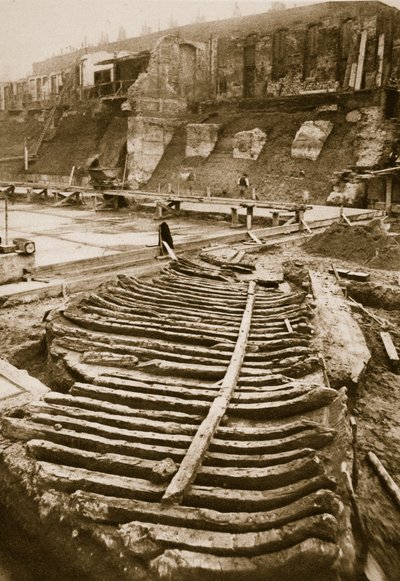 Galeere, gefunden auf dem Gelände der County Hall im Jahr 1910 von English Photographer