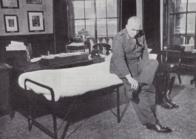 General Sir Edmund Ironside, Chef des Imperial General Staff, in seinem Büro im Kriegsministerium, wo er während des Zweiten Weltkriegs häufig schlief, 1939-1940 von English Photographer