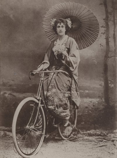Mädchen auf Fahrrad, gekleidet im japanischen Stil von English Photographer