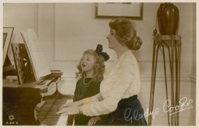 Gladys Cooper und Mädchen am Klavier von English Photographer