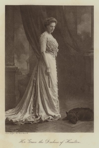 Ihre Gnaden die Herzogin von Hamilton (s/w Foto) von English Photographer