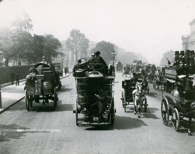 Pferdegezogener Verkehr auf einer belebten Straße von English Photographer