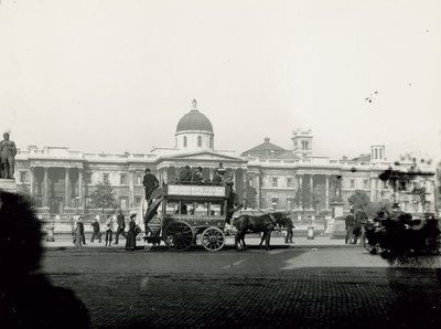 Pferdegezogene Transportmittel am Trafalgar Square von English Photographer