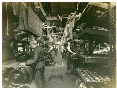 Jacquard-Weberei, Hughes Fabrik Nr. 2, 1923 von English Photographer