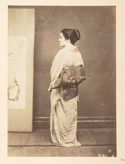Japanische Frau in traditioneller Kleidung, Fotograf: Unbekannt Lucas Sammlung: Fotografische Aufzeichnung der Weltreise von Charles James und Morton P. Lucas von English Photographer