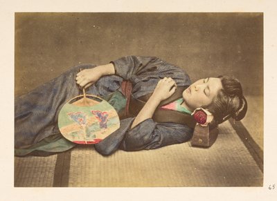 Japanische Frau schläft, Dreiviertel-Länge-Studio-Porträt einer jungen japanischen Frau, die schläft, einen Fächer in der rechten Hand haltend und mit dem Kopf auf einem Holzpolster ruhend, Fotograf: Unbekannt, Lucas Sammlung: Fotografischer Bericht der We von English Photographer
