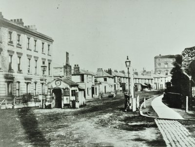 Kilburn Toll Gate am südlichen Ende der Kilburn High Road bei der Kreuzung von Kilburn Priory, Camden Libraries, 1875 von English Photographer