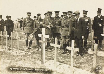 König George V. auf dem Friedhof, Passchendaele von English Photographer