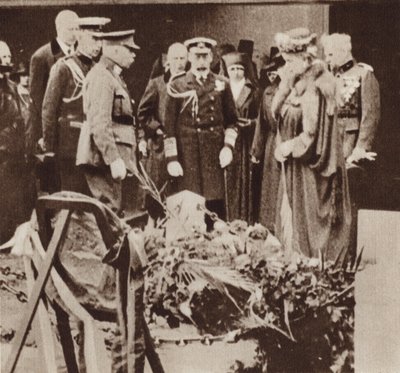 König George V ehrt das Grab von Krankenschwester Edith Cavell in Belgien von English Photographer
