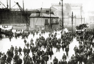 Feierabend in der Harland und Wolff Werft, Belfast, Irland mit der Titanic im Hintergrund im Bau, 1910-11 von English Photographer