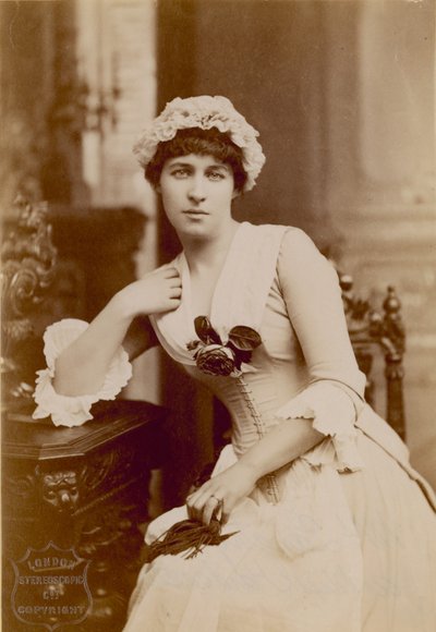 Lillie Langtry, Schauspielerin, Fotografie in der Rolle von Miss Hardcastle von English Photographer