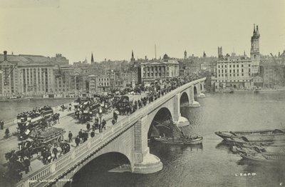 London Bridge: Pferdeomnibusse und Karren sowie Fußgänger überqueren die Brücke, 1895 von English Photographer