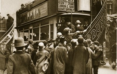 Londoner eilen zu einem Bus auf dem Ludgate Hill von English Photographer