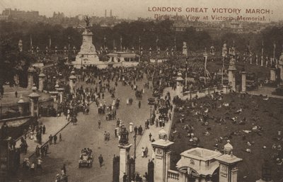 Londons großer Siegesmarsch, Vogelperspektive am Victoria Memorial (s/w Foto) von English Photographer