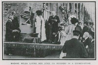 Madame Melba nimmt ihre Stimme auf einer Grundsteinplatte auf von English Photographer