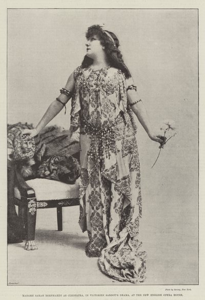 Madame Sarah Bernhardt als Cleopatra in Victorien Sardous Drama im New English Opera House von English Photographer