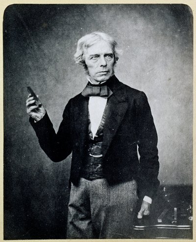 Michael Faraday (1791-1867) hält einen Stabmagneten, von Maull und Polyblank von English Photographer