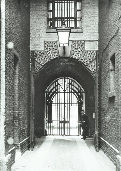 Millbank Prison: Hauptdurchgang, Warden Barnard in der Tür, 1885 von English Photographer