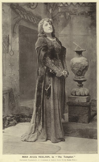 Miss Julia Neilson in The Tempter von English Photographer