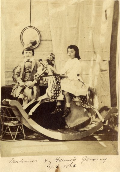 Mortimer und Gerard Gurney mit ihrem Schaukelpferd von English Photographer