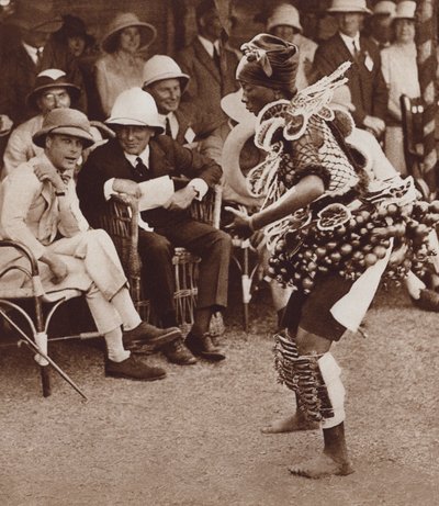 Einheimische Schönheit in Freetown, Sierra Leone, tanzt vor dem zukünftigen König Edward VIII von English Photographer