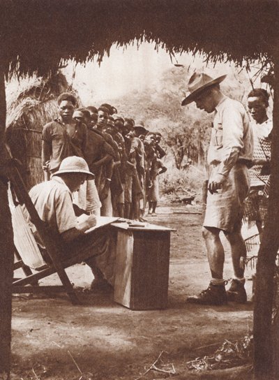 Einheimische Arbeiter, die im afrikanischen Busch auf ihre Bezahlung warten von English Photographer