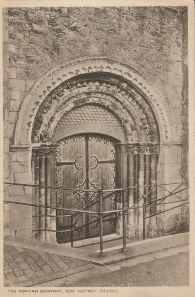 Normannisches Portal der St. Nicholas Church, New Romney, Kent von English Photographer