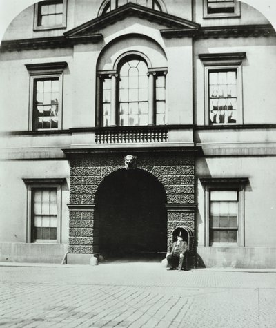Northumberland House, Charing Cross, Westminster LB: Innenhof, 1880 von English Photographer