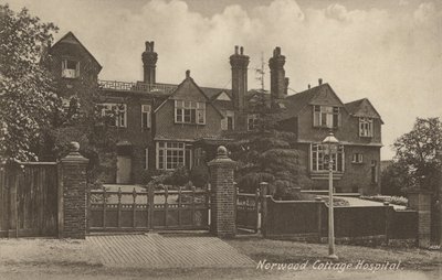 Norwood Cottage Hospital, nahe London (s/w Foto) von English Photographer