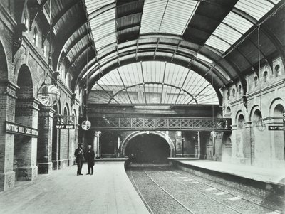 Notting Hill Gate Underground Station: Blick auf Bahnsteige und Gleise, 1868 von English Photographer