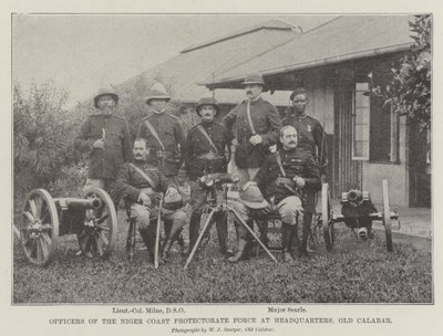 Offiziere der Niger Coast Protectorate Force am Hauptquartier, Old Calabar von English Photographer